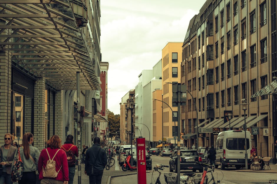 Strada di città trafficata, simbolo della società contemporanea